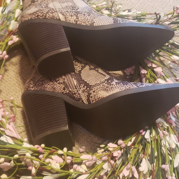 Just fab snakeskin booties size 5.5 - Picture 3 of 7